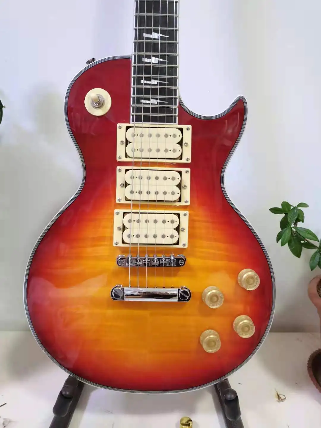 

Free delivery, 6-string electric guitar, can be customized.