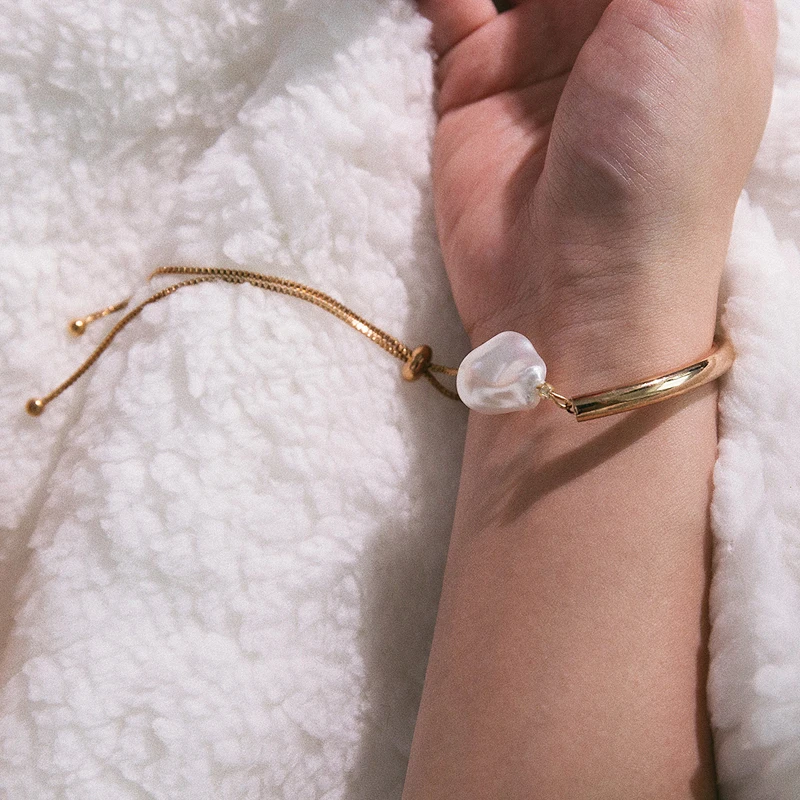 

SRCOI Minimalist Baroque Irregular Imitation Pearls Gold Metal Curved Tube Bracelet Chain Friendship Adjustable Bracelet Women