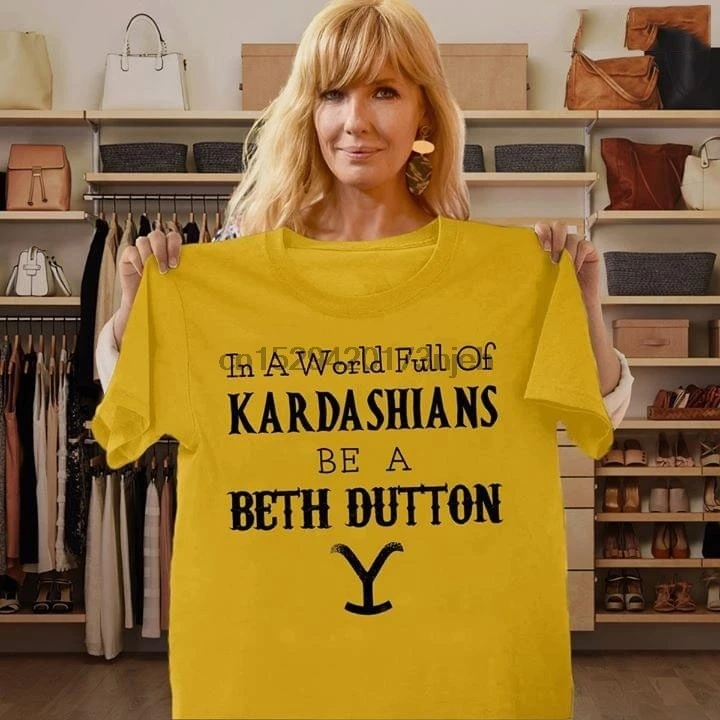 В мире заполненный кардашянами быть футболкой Beth Dutton | Мужская одежда