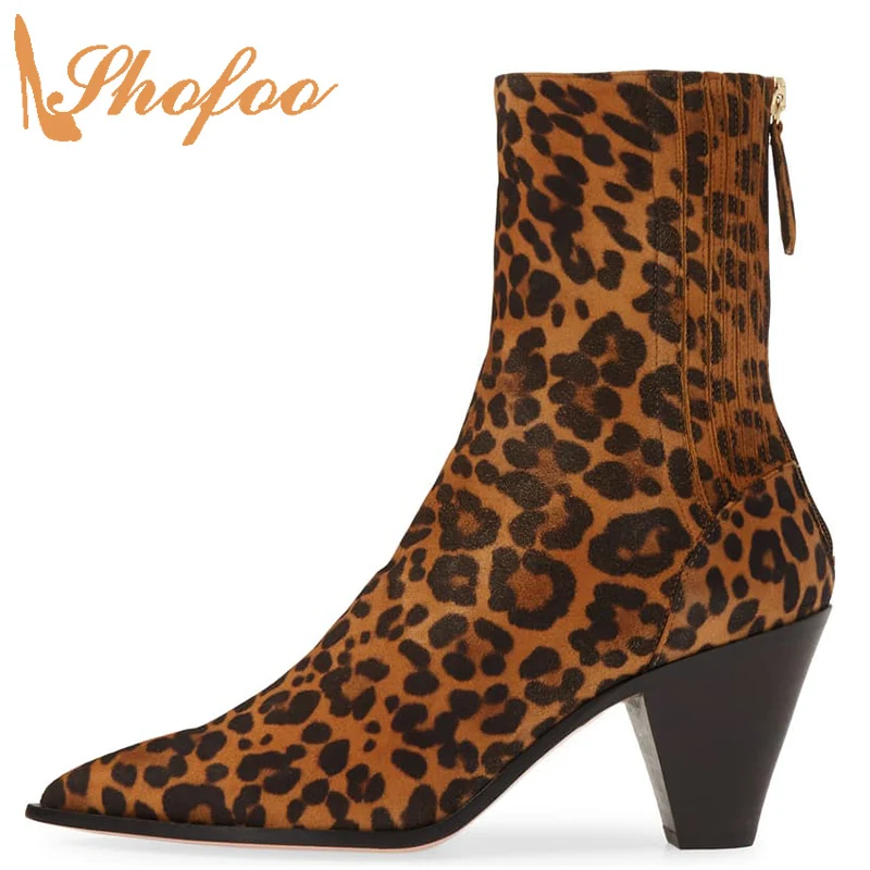 Ботильоны на высоком квадратном каблуке с леопардовым принтом; женские ботинки с острым носком на молнии; модная женская обувь; большие раз...