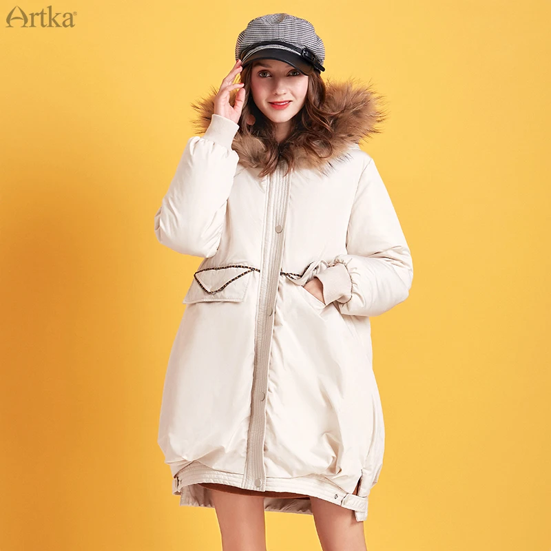 ARTKA, зимнее Новое Женское пальто с вышивкой из мультфильма, 90% белый утиный пух, Воротник из меха енота, с капюшоном, плотное свободное пуховое пальто ZK15293D