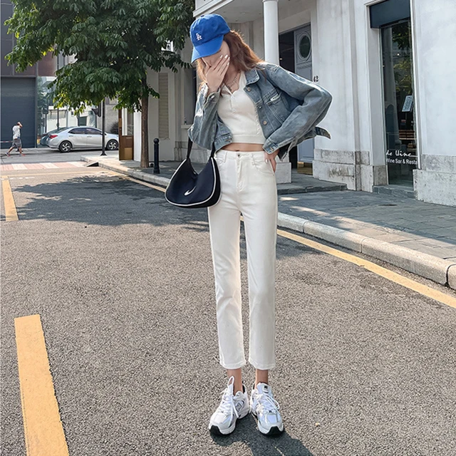 봄 트렌드를 반영한 세련되고 편안한 화이트 스키니 청바지
