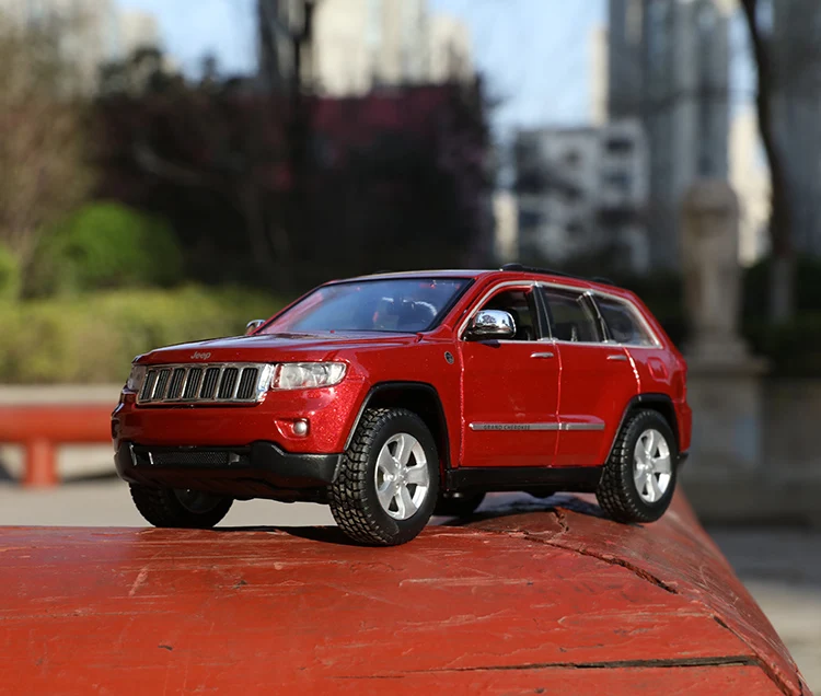 Детские игрушки Maisto 3 цвета 1/24 Литой Сплав 2011 Jeep Grand Cherokee золотой белый красный 1:24 Модель автомобиля игрушки для мальчиков подарок - Цвет: red