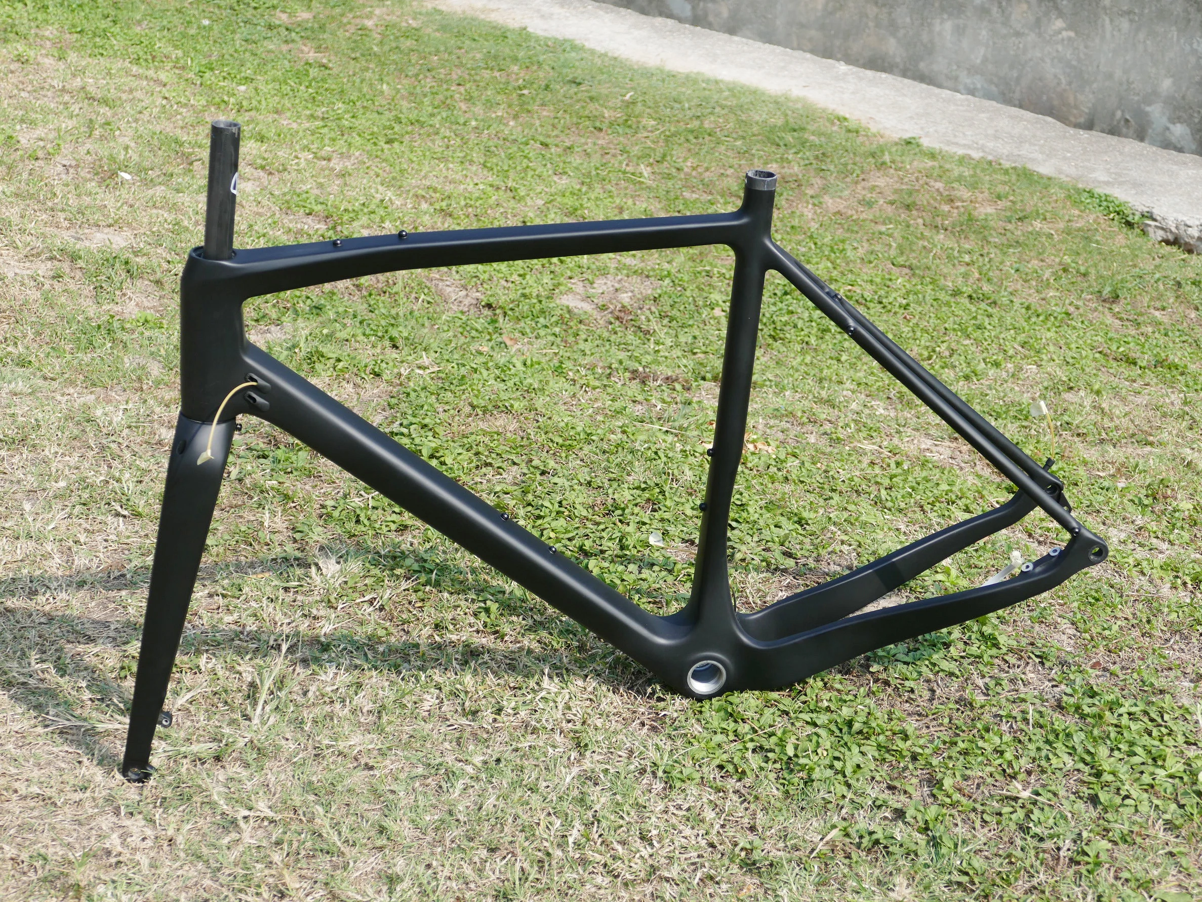 Frame only  :  Full Carbon UD Matt Gravel Bike Bicyce Thru Axle Flat Mount Gravel Frame  without the fork