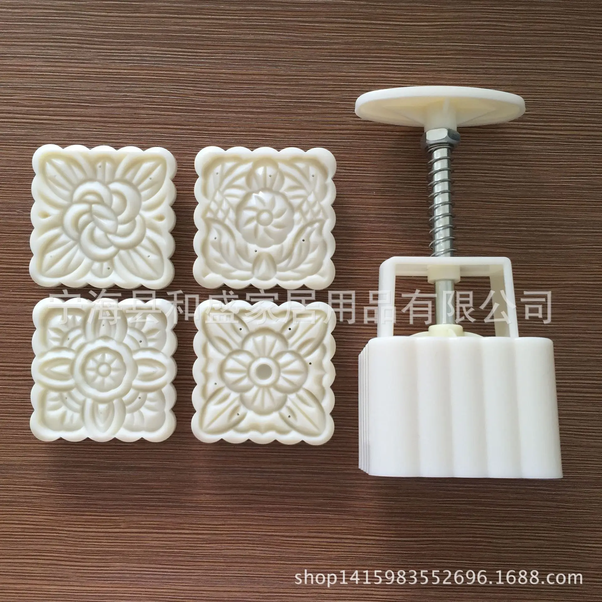 

Wholesale Baking Tool Cold Cover the Mid-autumn Festival Traditional Square Moon Cake Mould Hand Pressure Mooncake Mold 100G 4-P