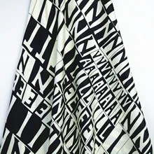 Весна и лето Женская ткань с буквенным принтом тканая Классическая двухсторонняя саржа сатин ткань черный и белый дизайн материалы