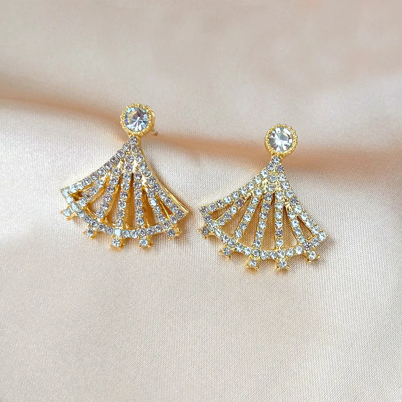

2020 New Luxury Rhinestone Crystal Fan Shaped Stud Earrings Gold Color Geometric Studs Earring for Women Jewelry