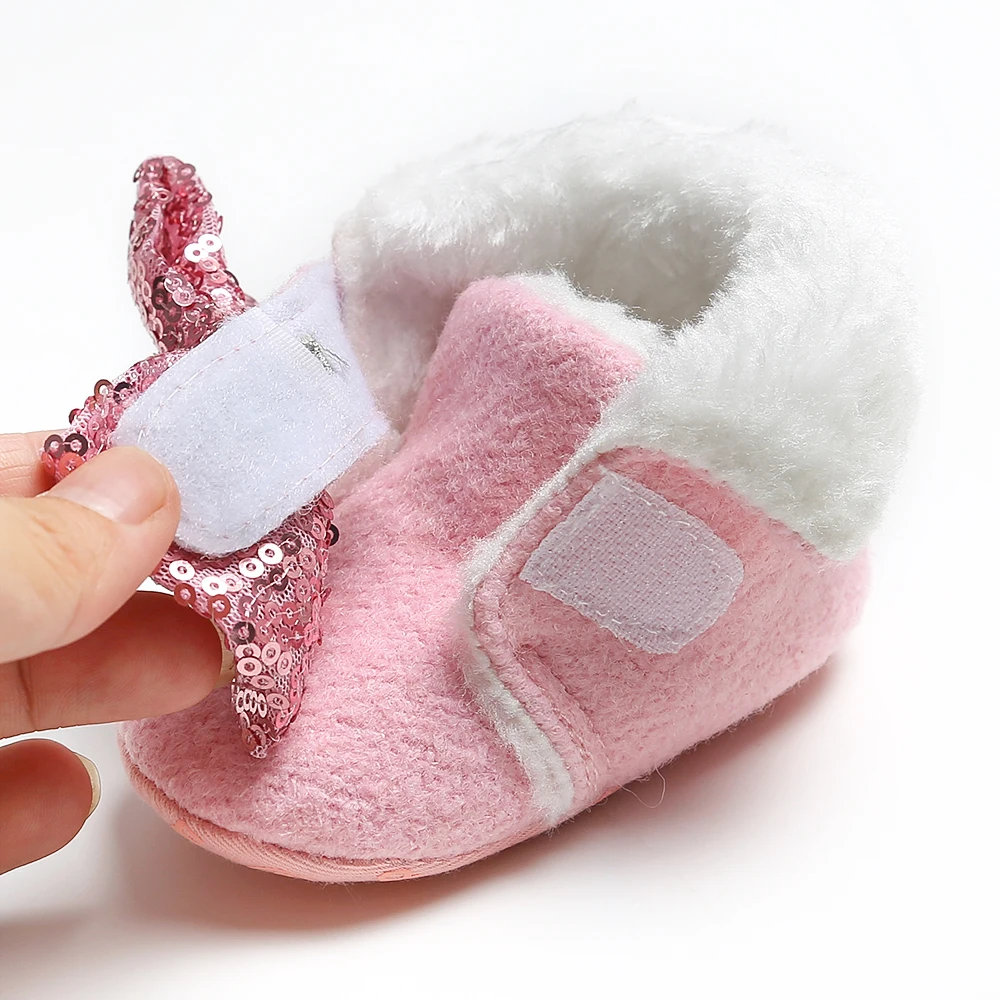 Зимние ботинки из флока с мехом для маленьких девочек; розовые ботинки для новорожденных девочек; зимняя теплая обувь для малышей; обувь для новорожденных с повязкой на голову