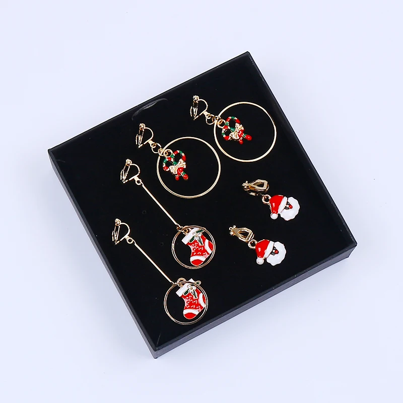 Un Croquis D'un Sapin De Noël Avec Le Père Noël | Vecteur Premium