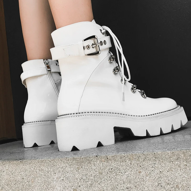 Женские лакированные ботинки Martens черные и белые короткие с боковой молнией