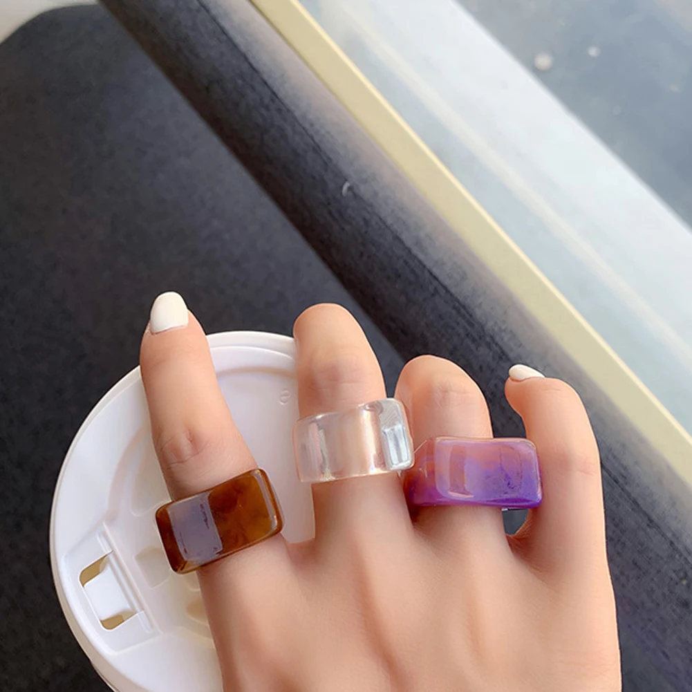 HUUiWAA 30 Bunte Harz-Ringe Set - Stapelbare Acryl Ringe In Größen 6-9