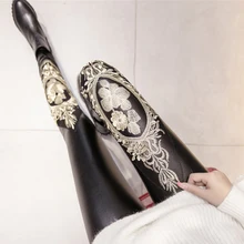 Сексуальные черные теплые кожаные теплые женские леггинсы брюки с высокой талией повседневные кружевные бархатные леггинсы из искусственной кожи с вышивкой Mujer