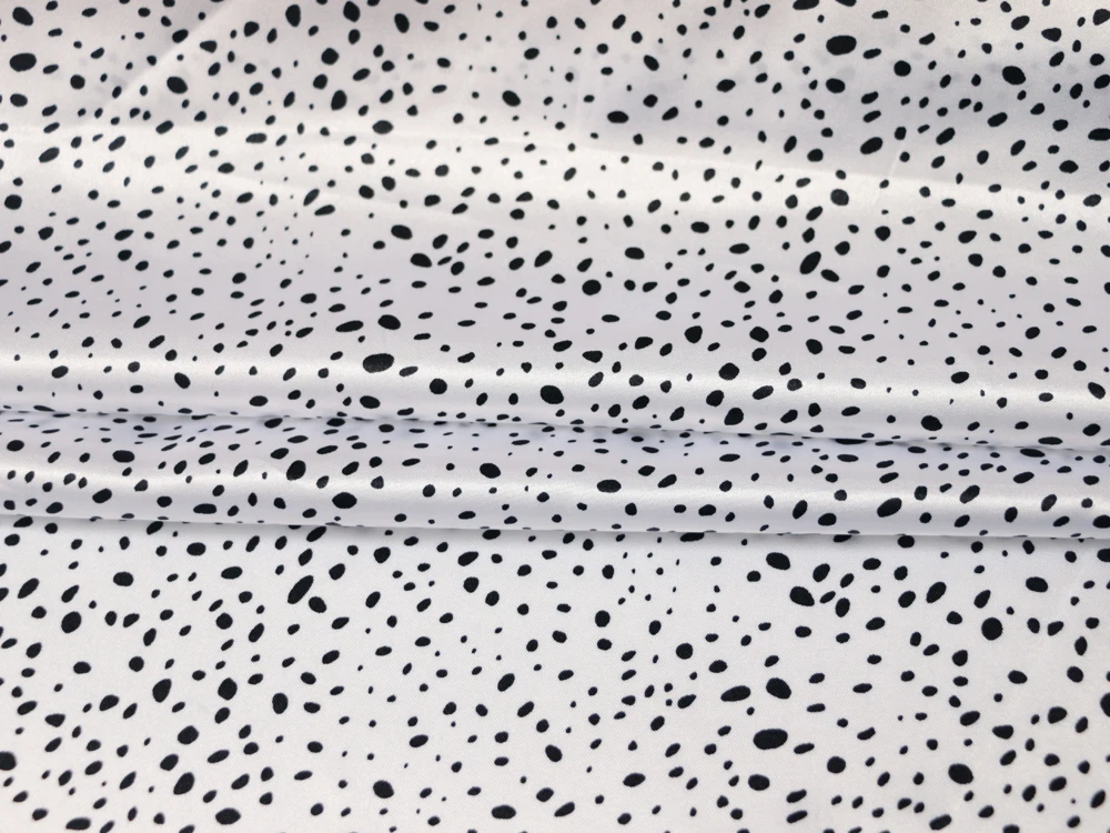 1 Meter x 1,48 Meter geometrischer Satinstoff, seidiges Charmeuse-Material mit Punkten – Detail 5