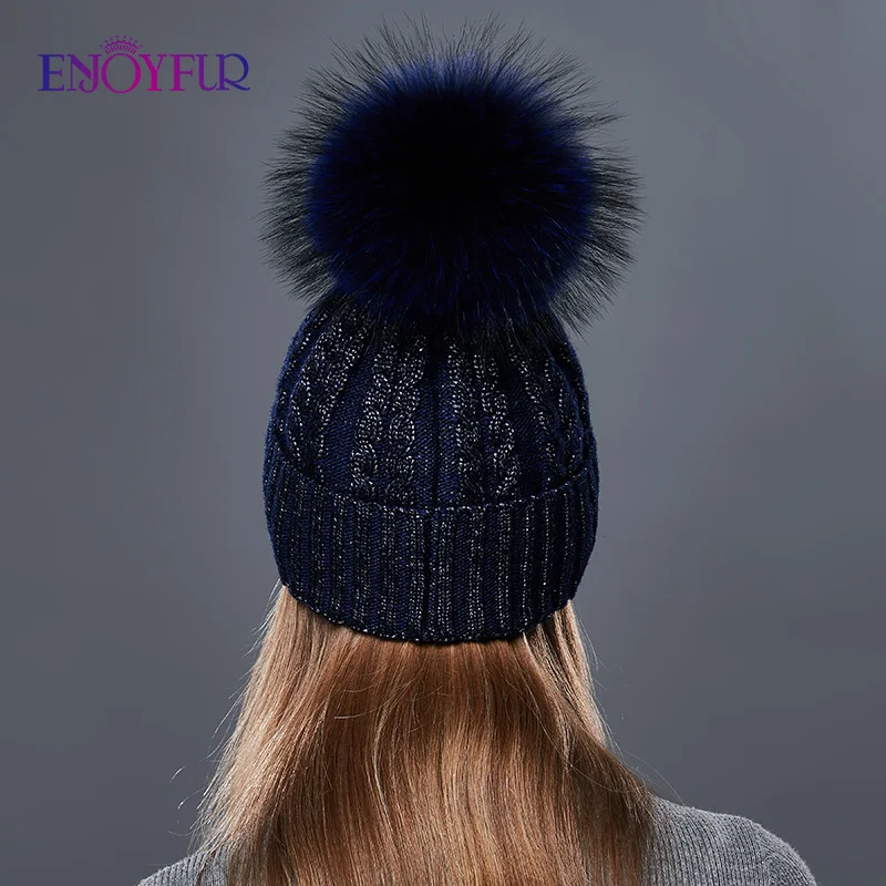 Enjoyfur модные грубые твист Нитки вязаная шапка женская енота Мех pom Зимняя Шапки шапки Для женщин золото и серебро вязать шапочки