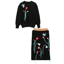 Новинка года; сезон осень-зима; куртка с круглым воротником и вышивкой в виде птиц; вязаная юбка