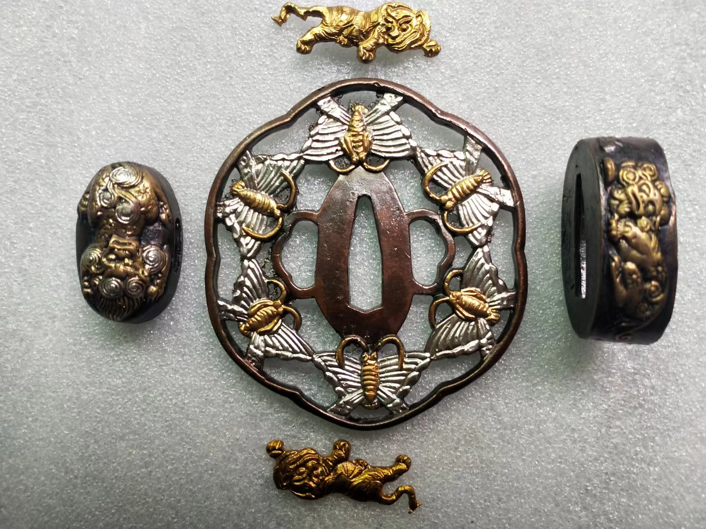 

Set Sword's Copper Fitting Tsuba Kashira Fuchi Menuki Accessories For Sword Katana Wakizashi Tichi Blade Gilded Silver Butterfly