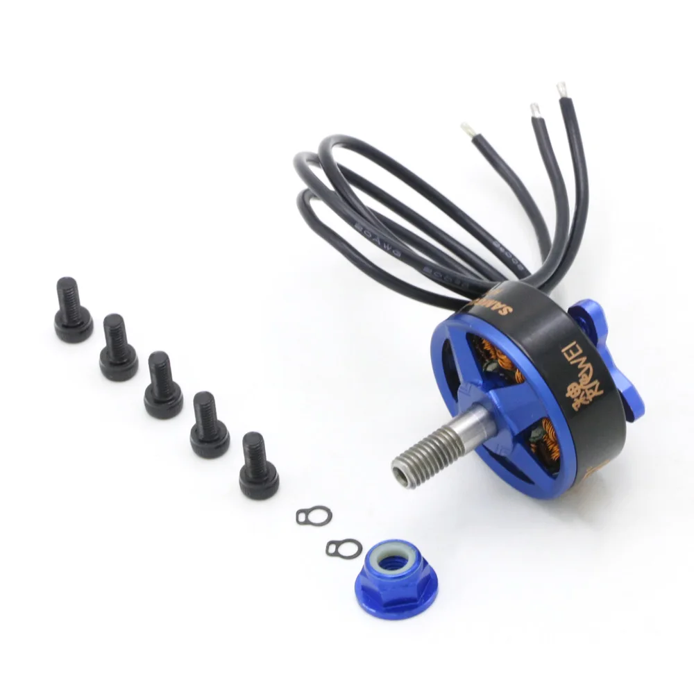 Trois moteurs Brushless 2207 de différentes KV (1750, 2300, 2600) alignés, prêts pour un drone FPV course.