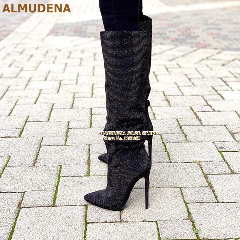 ALMUDENA черного цвета; с блестящими кристаллами; Сапоги выше колена с острым носком высокий тонкий каблук модельные сапоги на высоком к требованиям заказчика; сверкающие; обувь для вечеринок Стразы ботинки с высоким голенищем