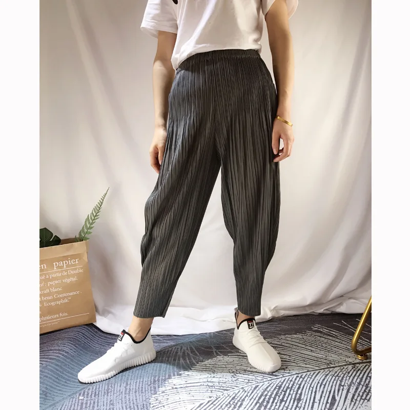 Miyake плиссированные шаровары летние новые свободные Большие размеры женские модные дикие шаровары девять штанов - Цвет: Темно-серый