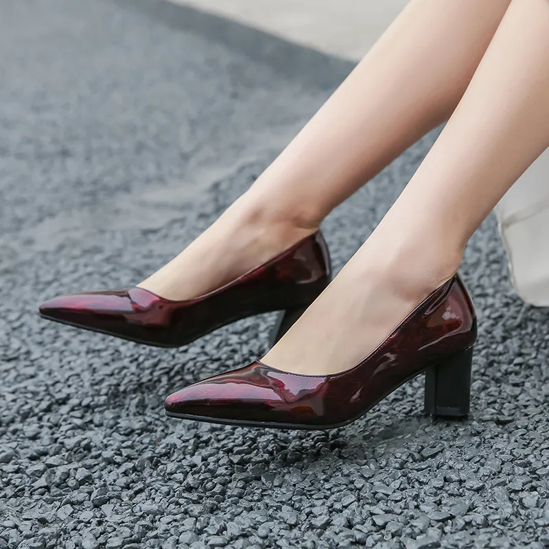 

Женские лакированные туфли YQBTDL, летние повседневные туфли из искусственной кожи на высоком каблуке, пикантные туфли-лодочки без застежек с острым носком, цвет зеленый/бордовый/Красный, 2024