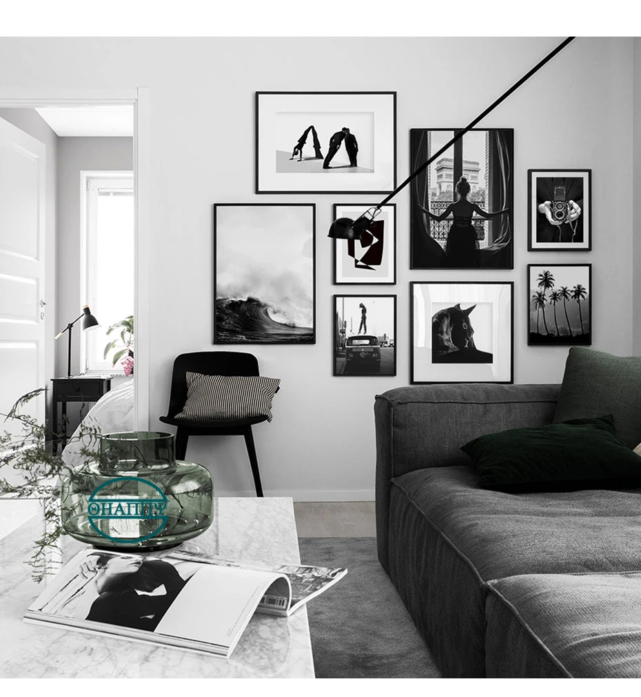 постеры для интерьера. черно белые стены. белый интерьер. белый интерьер. черный диван в интерьере.