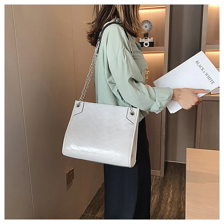 

In the summer of 2019, the new one-shoulder tot bag is fashionable and has a large capacity soft leather chain women's bag
