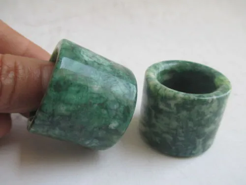 Jade de jade antiguo de China tallado en la mano. ООН par de regalos de artesanía de Jade con anillo de pulgar