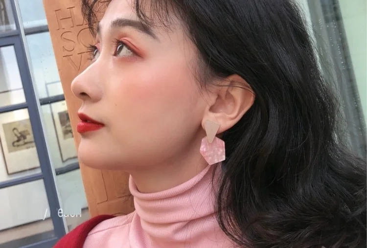 AOMU новые японские корейские дизайнерские милые геометрические неправильной формы акриловые розовые золотые металлические серьги-гвоздики для женщин вечерние ювелирные изделия