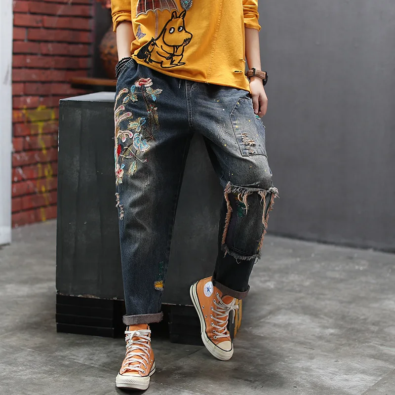 Осенние джинсы ретро Для женщин штаны с эластичной резинкой на талии свободные Повседневное джинсовые штаны Новинка; обувь с вышивкой рваные карманы, Винтаж брюки, подходящие для любого размера