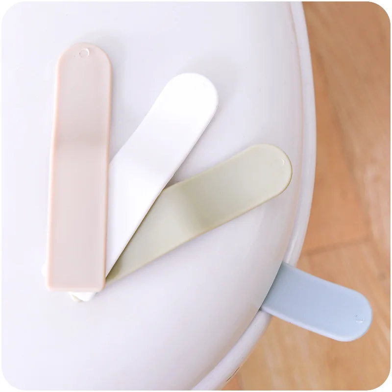 Creative Portable Toilets Lid Handle Uncovery Flip Lid Toilet Cover Home Toilet Accessory Not Dirty Hands Random Color