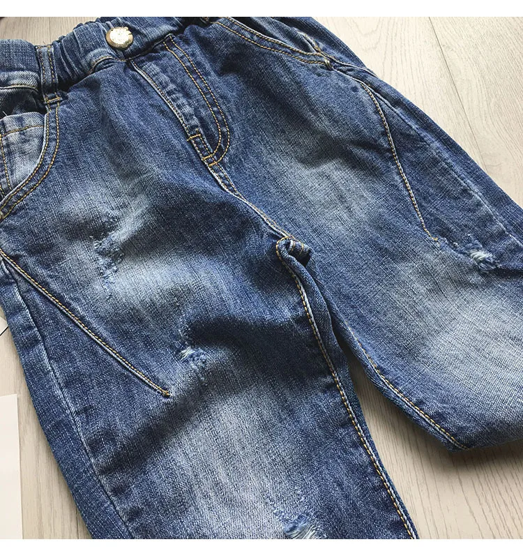 Новые детские джинсы на весну-осень, модные повседневные штаны синего цвета с потертым дырками и светильник для мальчиков, одежда для малышей