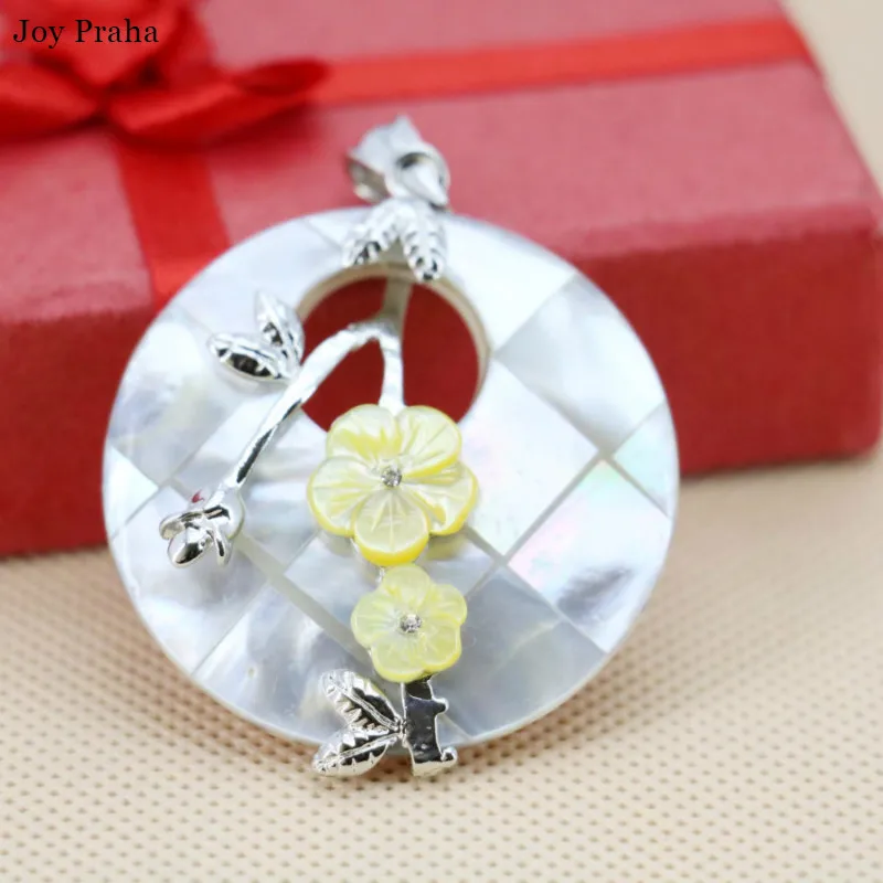 

Natural colored pearl shell pendant / Yellow hollow necklace jewelry 40mm / wholesale dropshipping