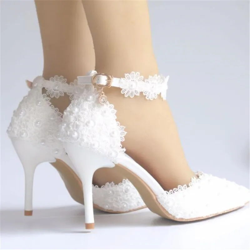 Белые свадебные туфли на очень высоком тонком каблуке 9 см с кружевом пикантные летние свадебные туфли с открытым носком, украшенные жемчугом и кружевом