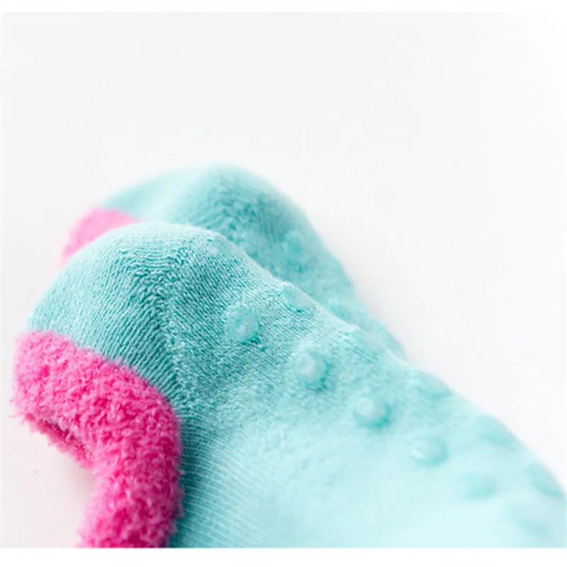 Хлопковые носки для маленьких мальчиков и девочек Следки на резиновой подошве с защитой от скольжения для младенцев с мультяшным принтом для детей с изображением животных, зимние осенние носки утолщенная теплая обувь