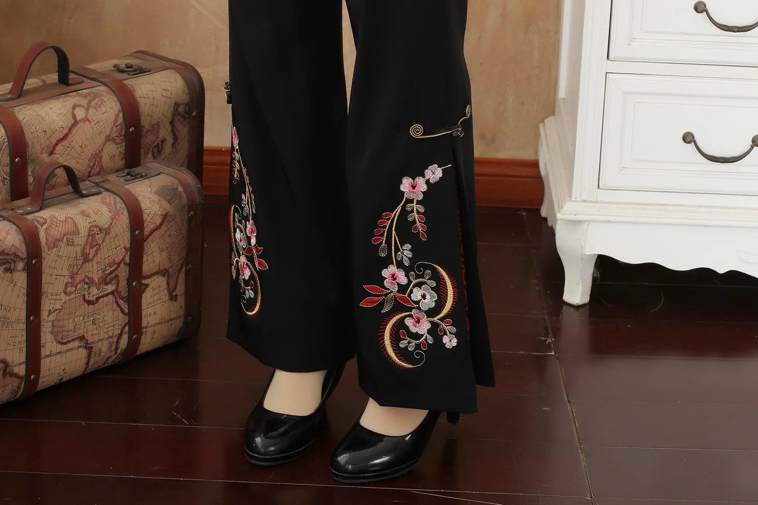 Женские осенние весенние повседневные брюки полной длины с цветочной вышивкой, женские брюки традиционного китайского размера плюс 3XL 4XL, расклешенные брюки