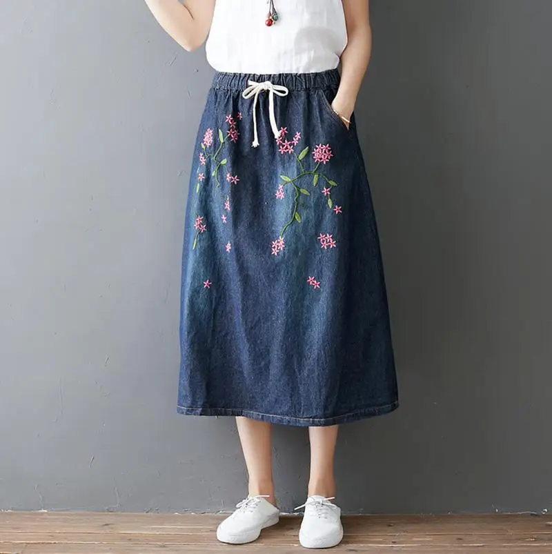 Осенняя джинсовая юбка с цветочной вышивкой для женщин, Повседневная джинсовая юбка средней длины с высокой талией и карманами - Цвет: blue
