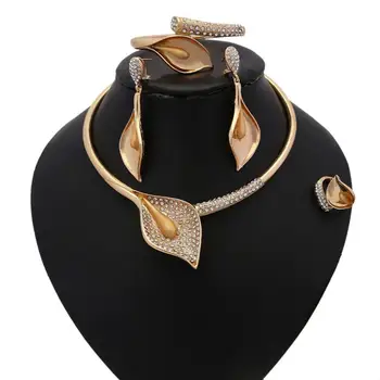 

Fashion Dubai Gold Color Crystal Jewelry Sets For Women African Pendant Necklace Earrings Bangle Rings Party Dress Accessories