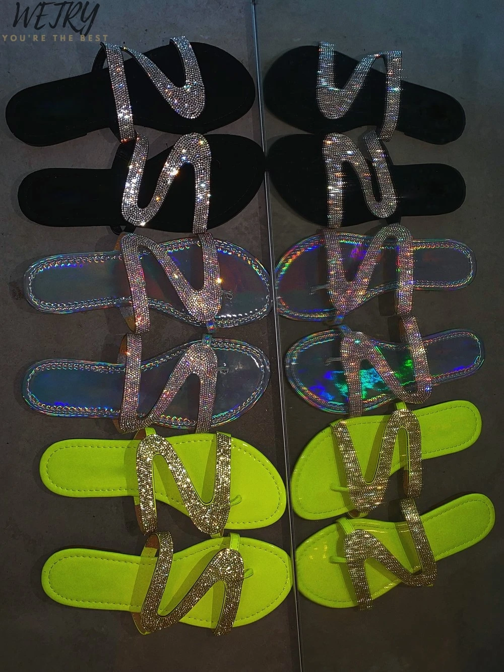 

IN 2020 New Summer Women Crystal Slippers Glitter Flat Bling Female Candy Color Flip Flops Outdoor Ladies Slides Beach Shoes