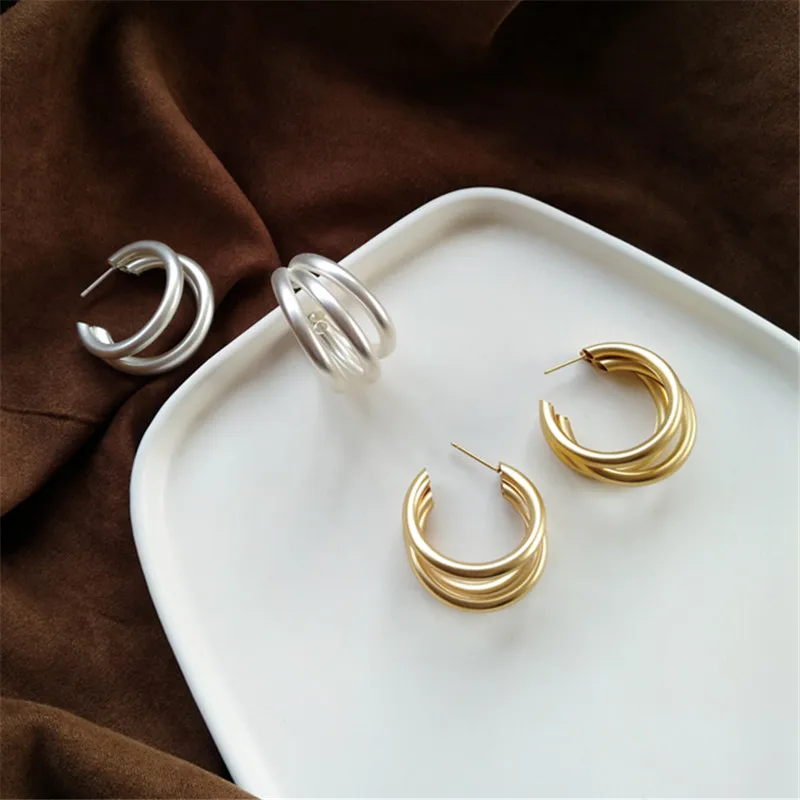 Модные металлические геометрические матовые золотые серьги для женщин, винтажные эстетические с глифом металлические серьги-гвоздики для женщин, ювелирные изделия