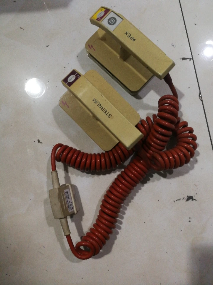 

For GE Bene Heart Defibrillator External Paddles And Cables GE Defibrillator Handle, Used, Includes Pads, Work welll