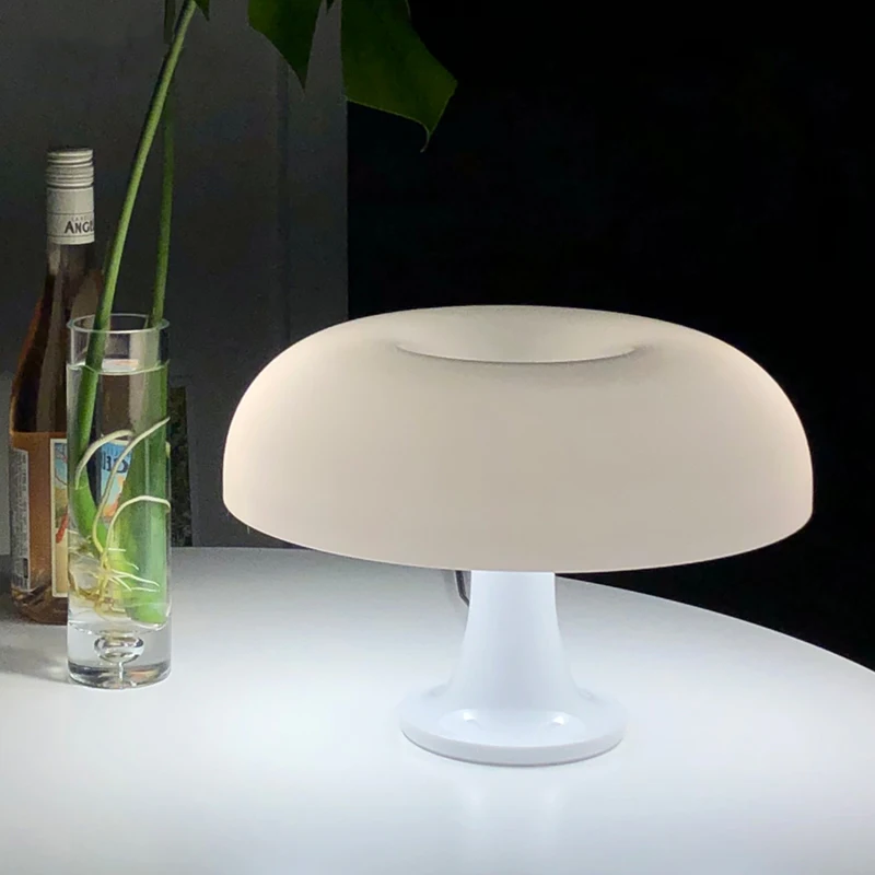 Lampada da tavolo a fungo a Led di design italiano per la decorazione del soggiorno del comodino della camera da letto dell'hotel illuminazione moderna e minimalista delle luci della scrivania