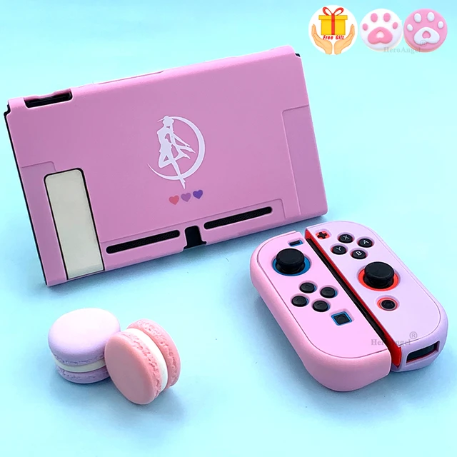 Uma consola de jogos nintendo com uma capa rosa e azul.