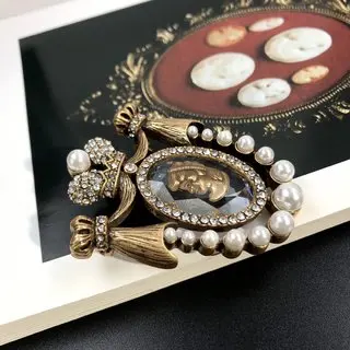 

Palace style beauty head cut crystal pearl brooch