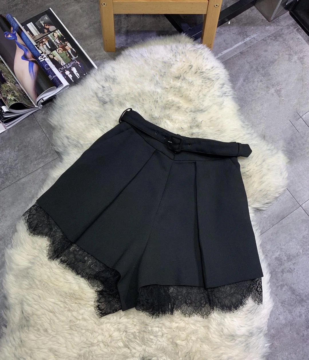 

2019 ladies fashion loose waistband hem stitching lace pleated shorts 0903