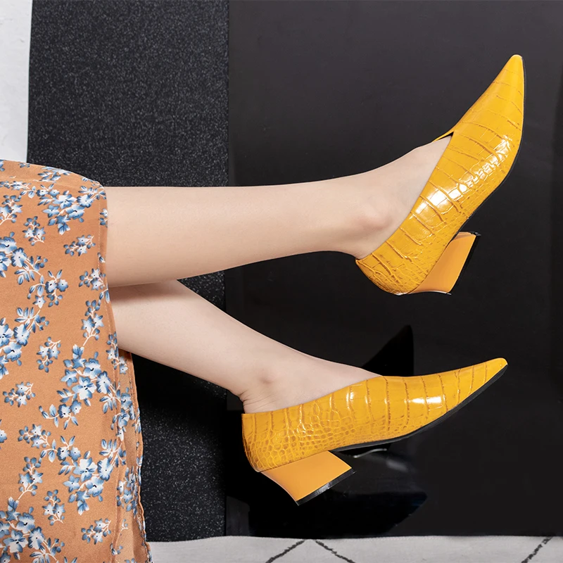 XGRAVITY с узором «крокодиловая кожа» Модные женские острый носок Обувь на высоких каблуках элегантные лакированные сапоги из PU искусственной кожи на танкетке, ботинки с массивным каблуком; модная женская обувь