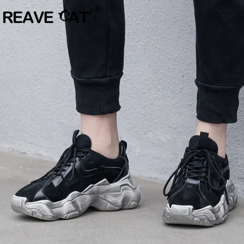 REAVE CAT/кроссовки из натуральной кожи для папы; женская обувь на толстой подошве; дышащие замшевые кроссовки со шнуровкой; Цвет черный, белый