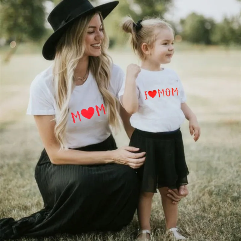 Модные футболки; забавные Семейные футболки с надписью «i love mom»; Летние Семейные комплекты с короткими рукавами; одежда для мамы и детей