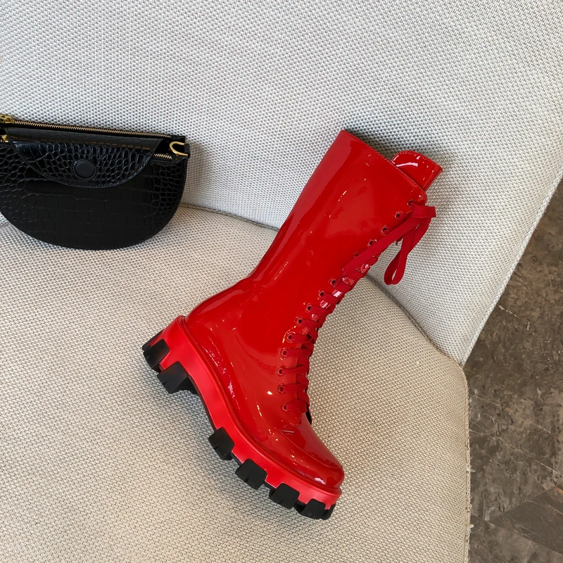 Женские мотоциклетные ботинки из лакированной кожи со шнуровкой обувь до середины голени на нескользящей платформе женские короткие сапоги рыцарские сапоги, дизайн для подиума - Цвет: red