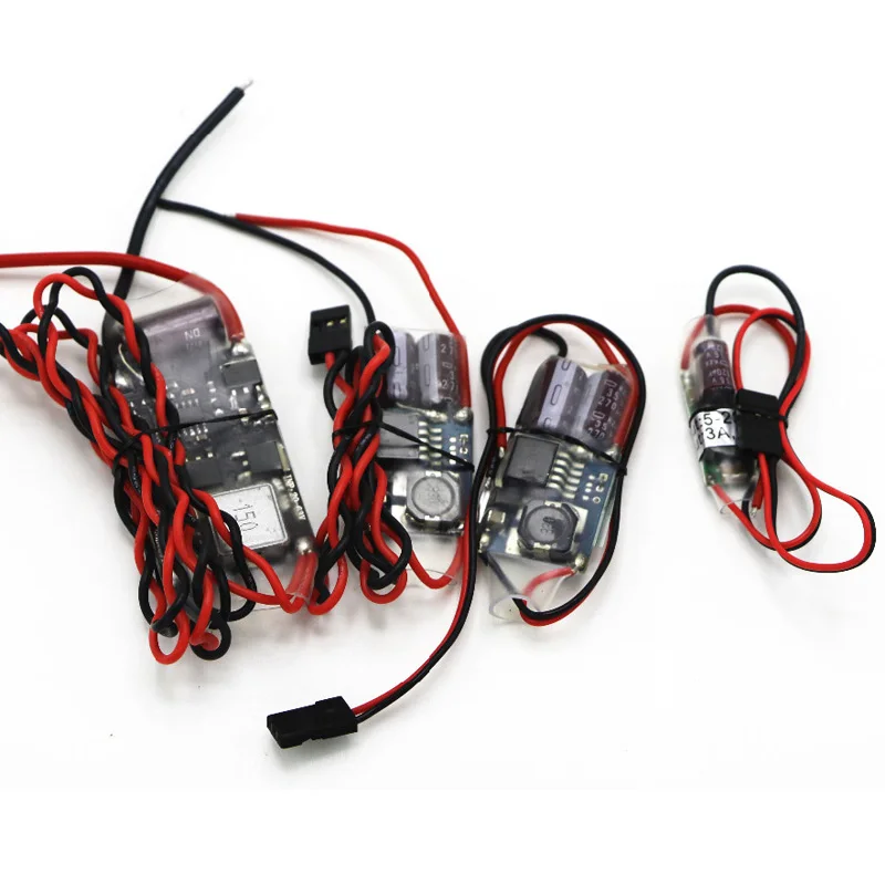 Gros plan sur le dissipateur thermique et les condensateurs du module UBEC 3A 5A 7A 15A.