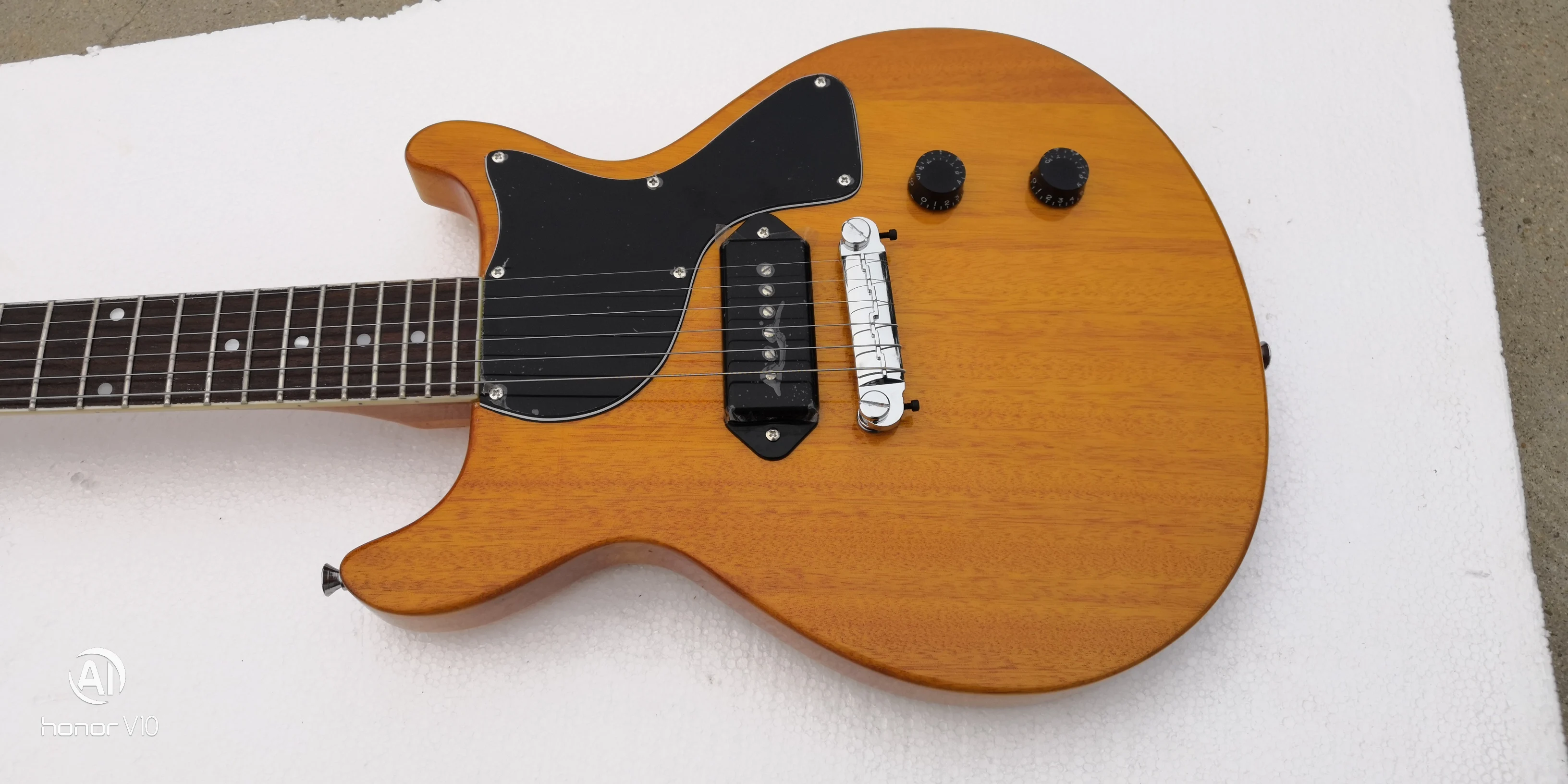 

double cutway flat electric guitar with p90 pickup